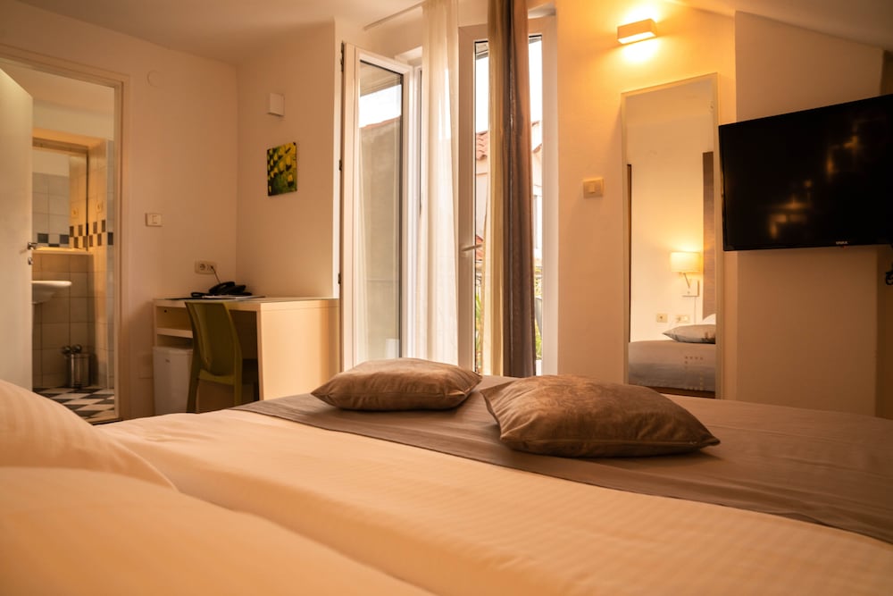 Slavija Culture Heritage Hotel — Hotel rooms in Split, Split-Dalmatia