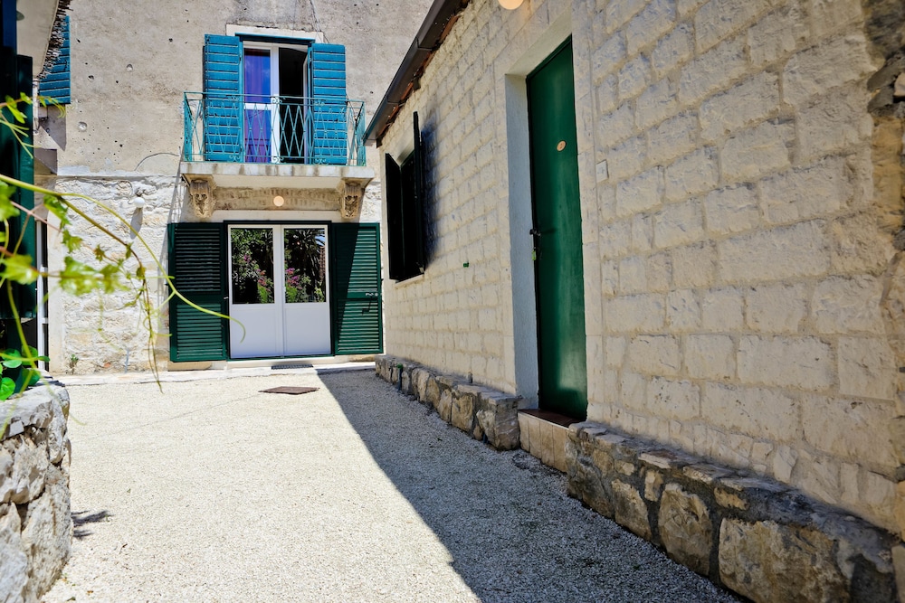 Garden Apartment Hotel — Hotel building in Split, Split-Dalmatia