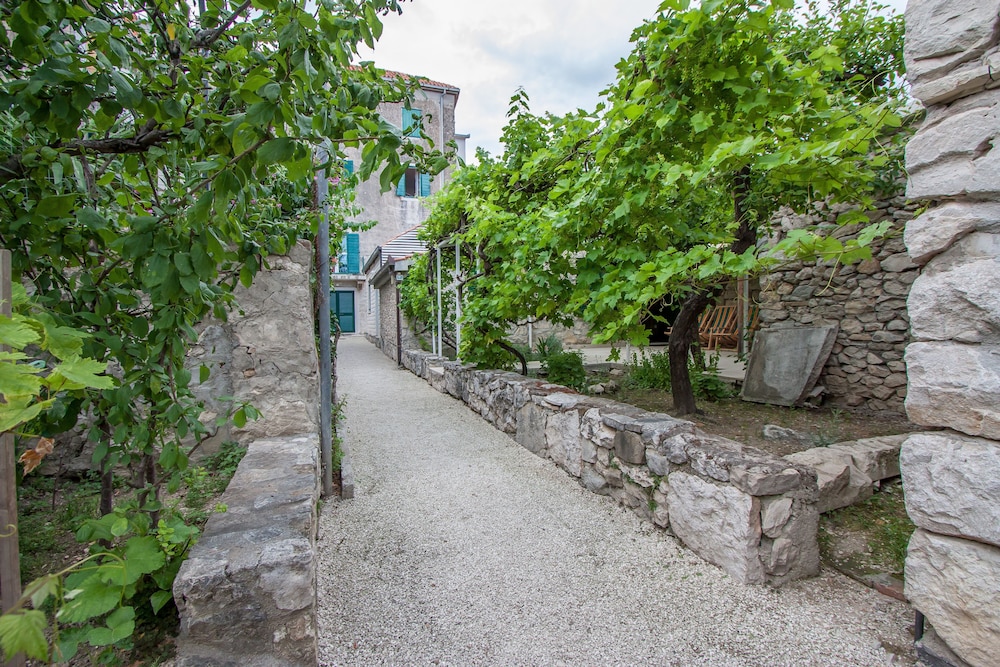 Garden Apartment Hotel — Hotel building in Split, Split-Dalmatia