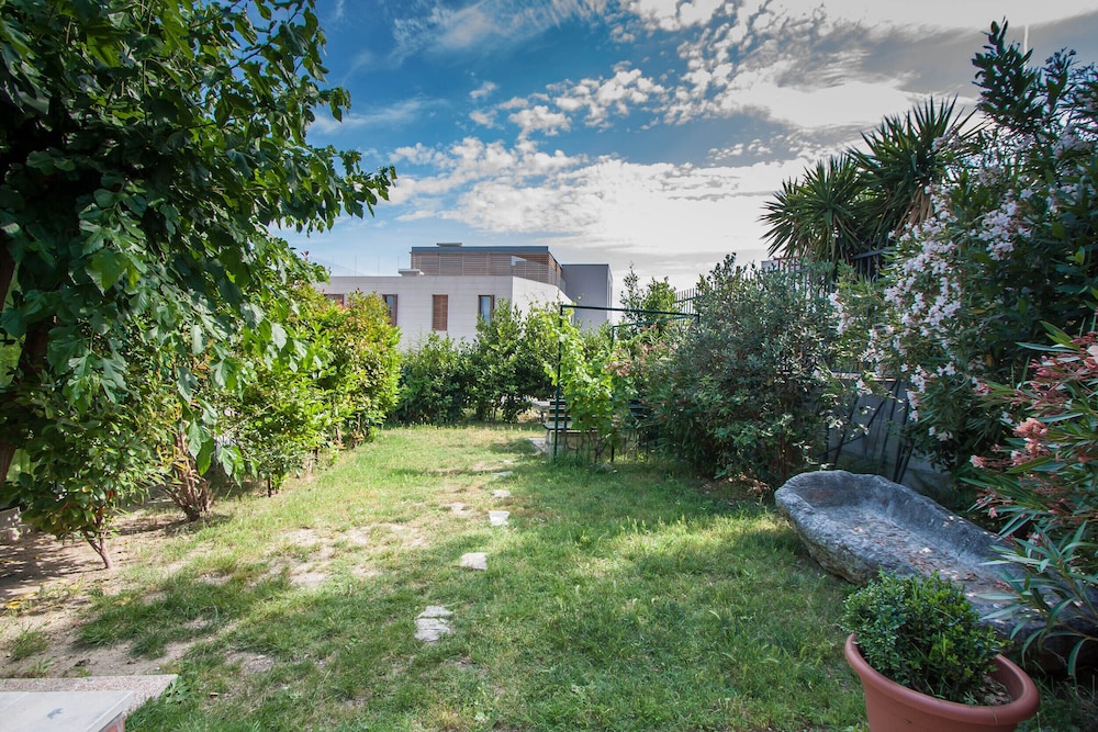 Garden Apartment Hotel — Hotel building in Split, Split-Dalmatia
