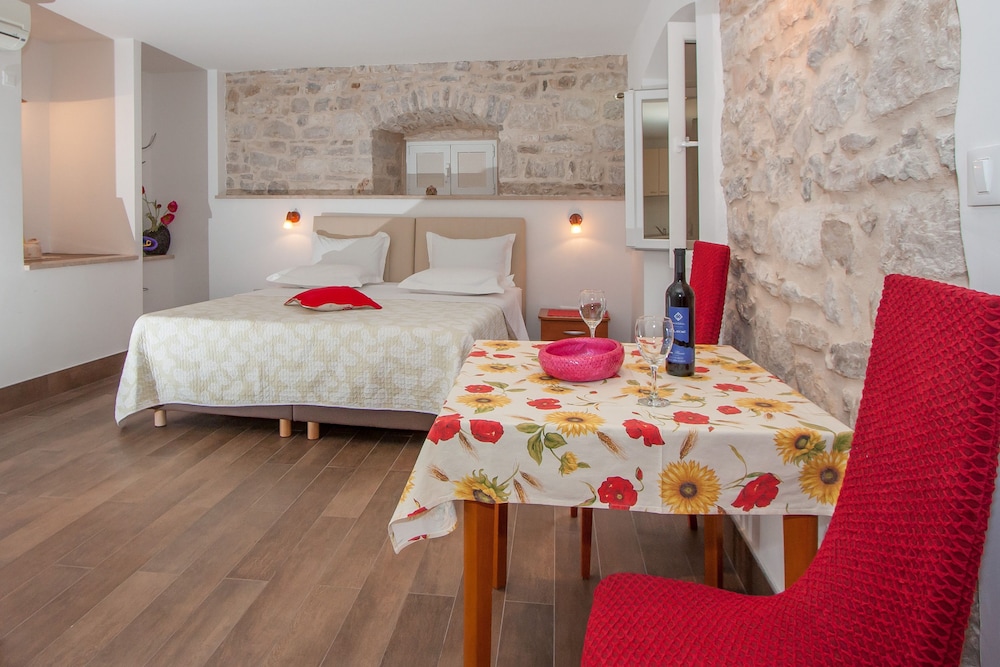 Garden Apartment Hotel — Hotel rooms in Split, Split-Dalmatia