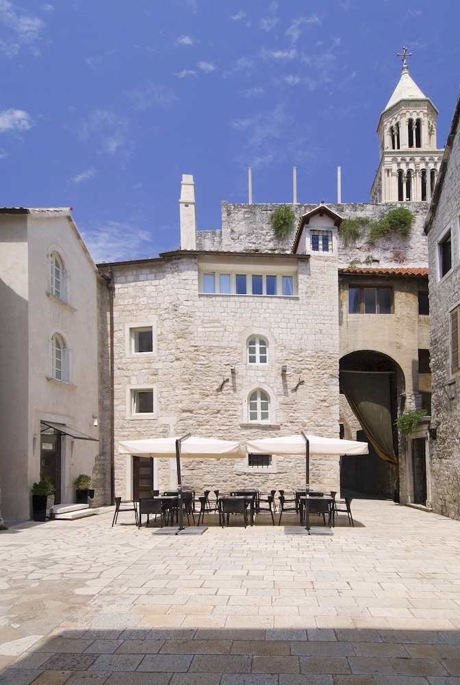 Hotel Vestibul Palace — Hotel building in Split, Split-Dalmatia