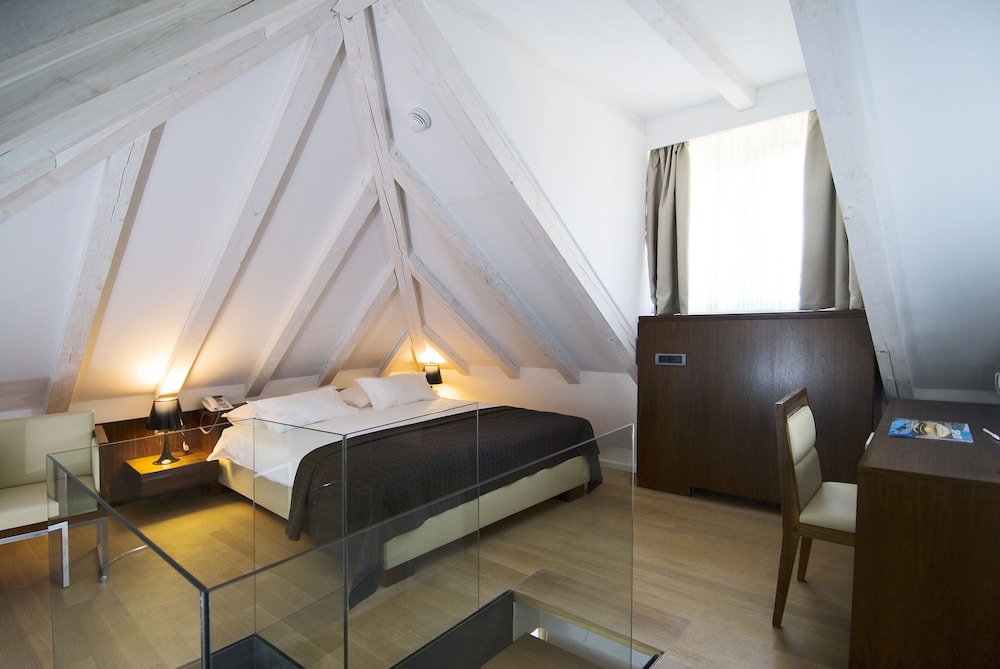 Hotel Vestibul Palace — Hotel rooms in Split, Split-Dalmatia