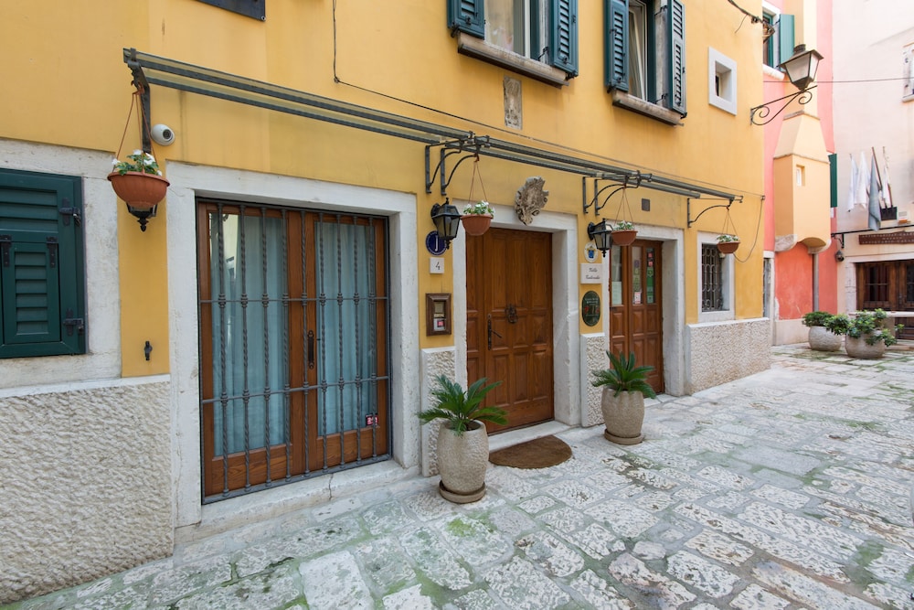 Villa Tuttorotto — Hotel building in Rovinj, Istria