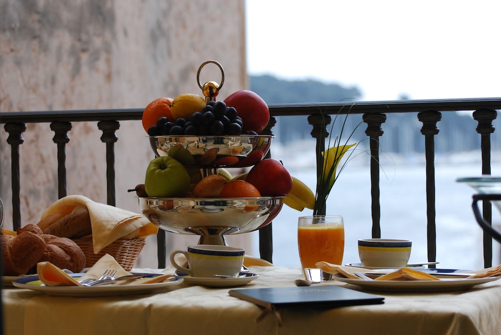 Villa Tuttorotto — Restaurant & bars in Rovinj, Istria
