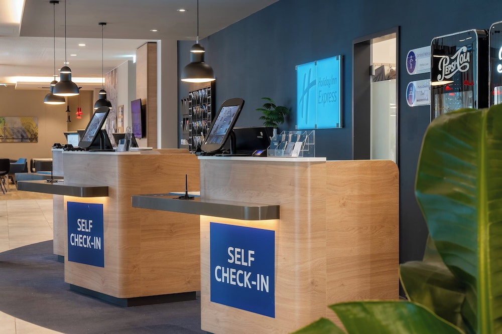 Holiday Inn Express Munich North by IHG — Hotel building in Munich, Bavaria