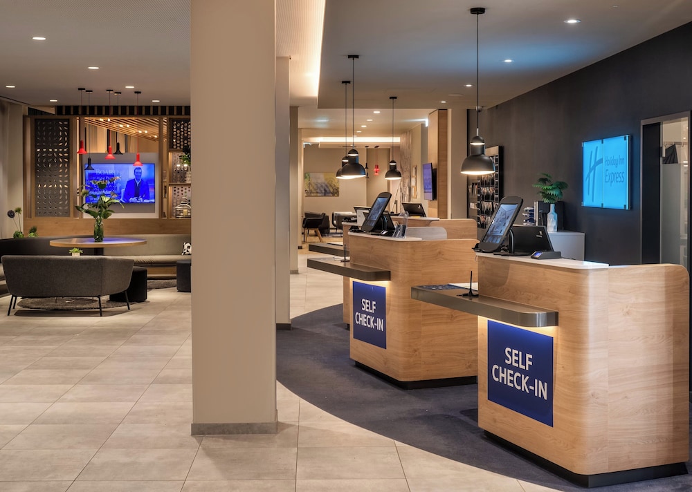 Holiday Inn Express Munich North by IHG — Hotel building in Munich, Bavaria