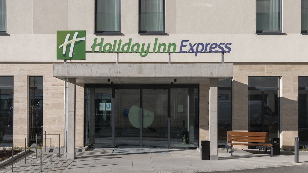 Holiday Inn Express Munich North by IHG — Hotel building in Munich, Bavaria