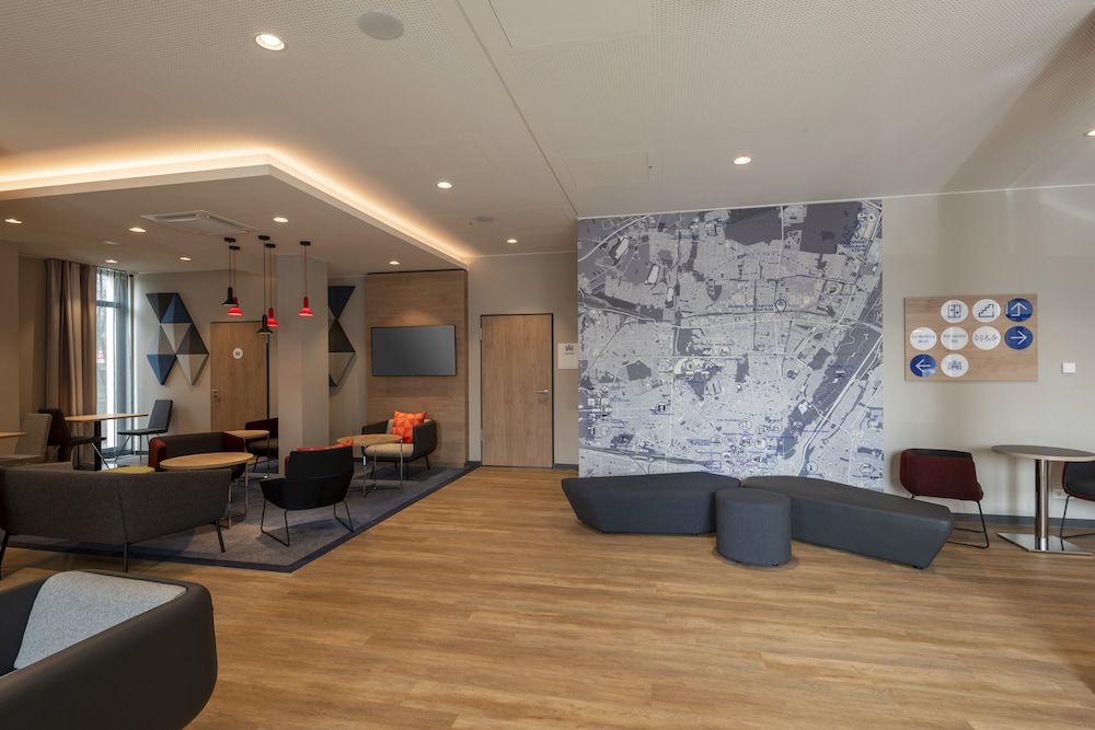 Holiday Inn Express Munich North by IHG — Hotel building in Munich, Bavaria