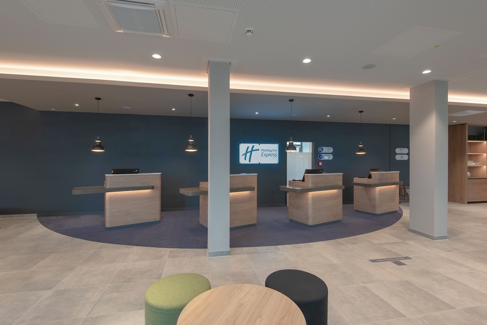 Holiday Inn Express Munich North by IHG — Hotel building in Munich, Bavaria