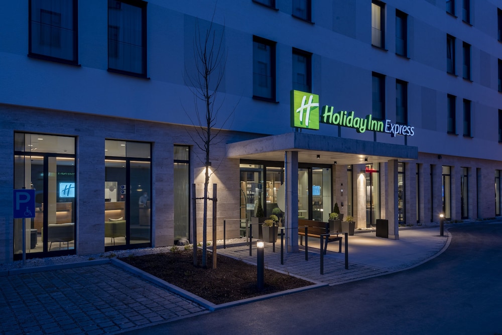 Holiday Inn Express Munich North by IHG — Hotel building in Munich, Bavaria