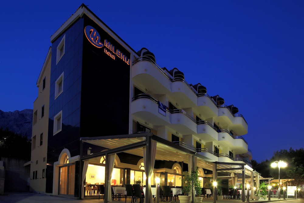 Hotel Milenij — Hotel building in Makarska, Split-Dalmatia