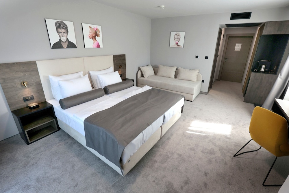 Hotel Milenij — Hotel rooms in Makarska, Split-Dalmatia