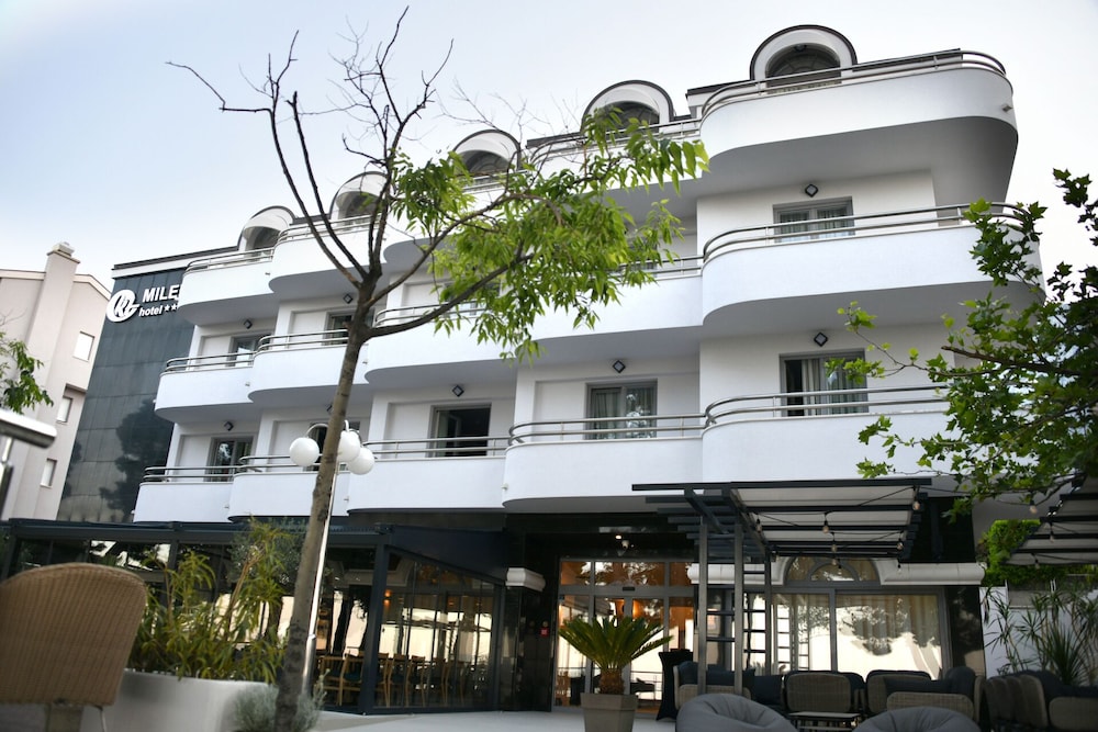 Hotel Milenij — Hotel building in Makarska, Split-Dalmatia