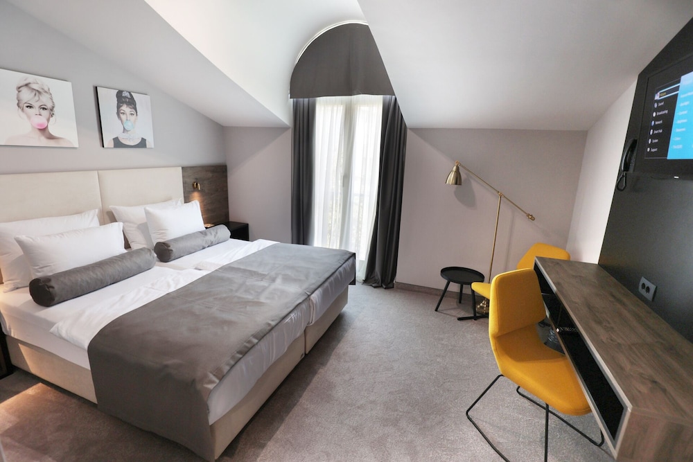 Hotel Milenij — Hotel rooms in Makarska, Split-Dalmatia