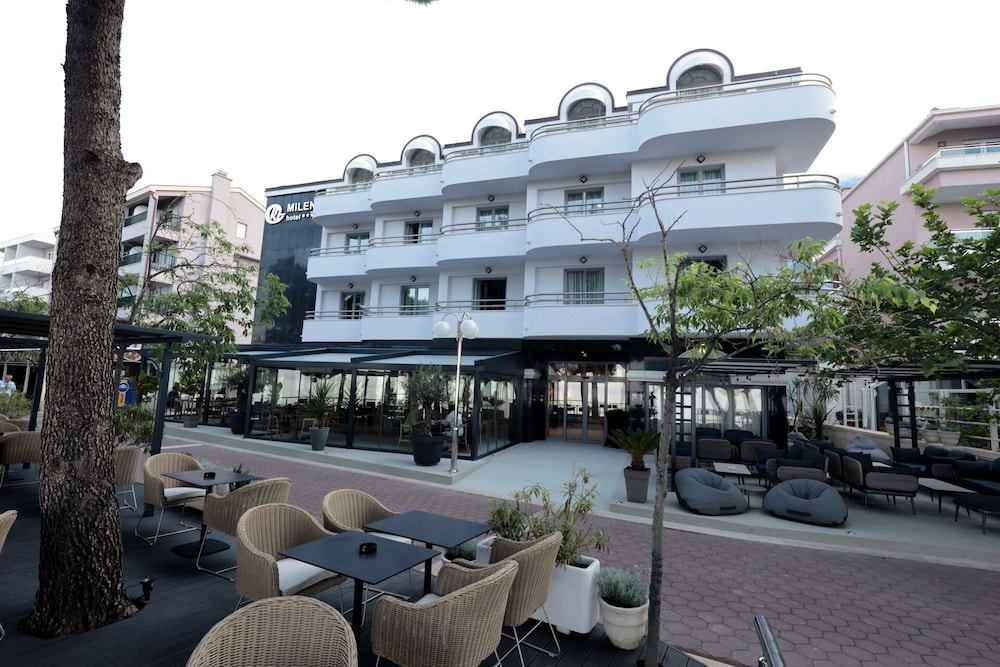 Hotel Milenij — Hotel building in Makarska, Split-Dalmatia