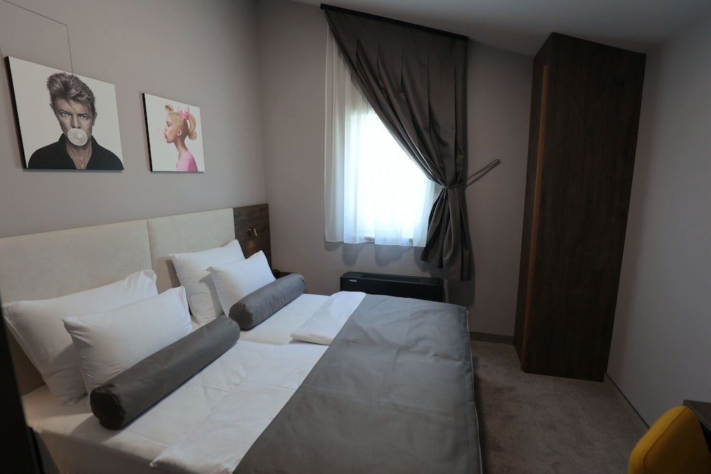 Hotel Milenij — Hotel rooms in Makarska, Split-Dalmatia