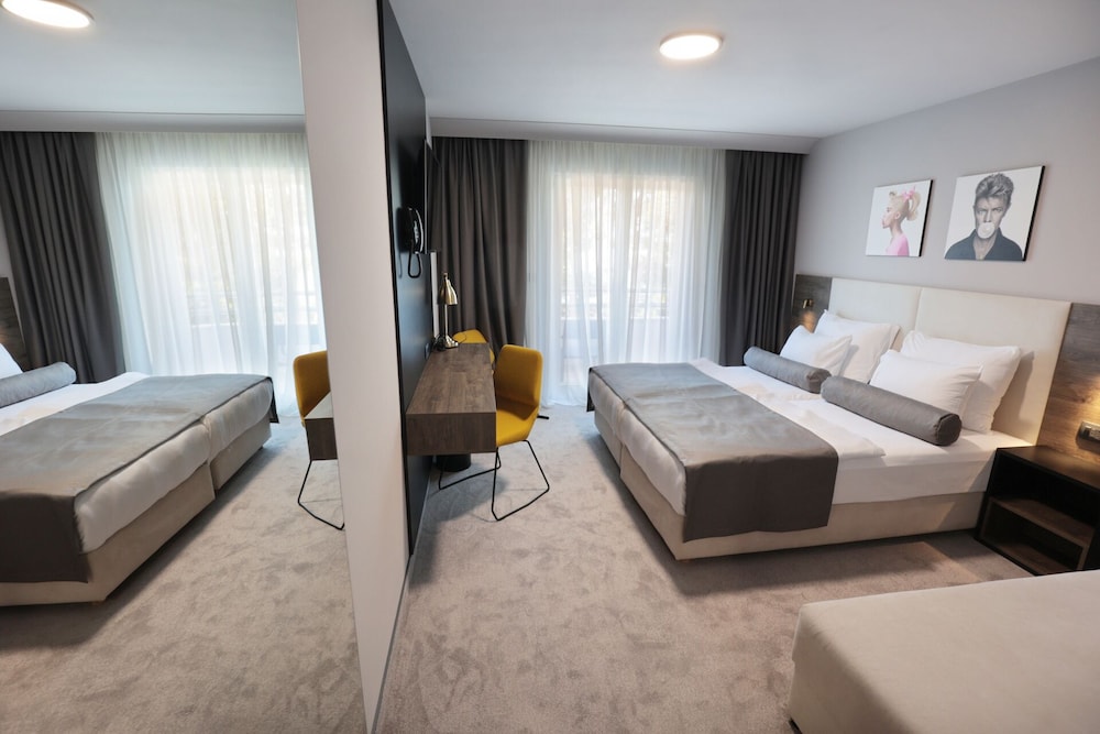 Hotel Milenij — Hotel rooms in Makarska, Split-Dalmatia