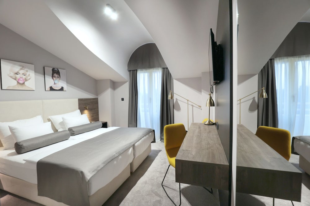 Hotel Milenij — Hotel rooms in Makarska, Split-Dalmatia