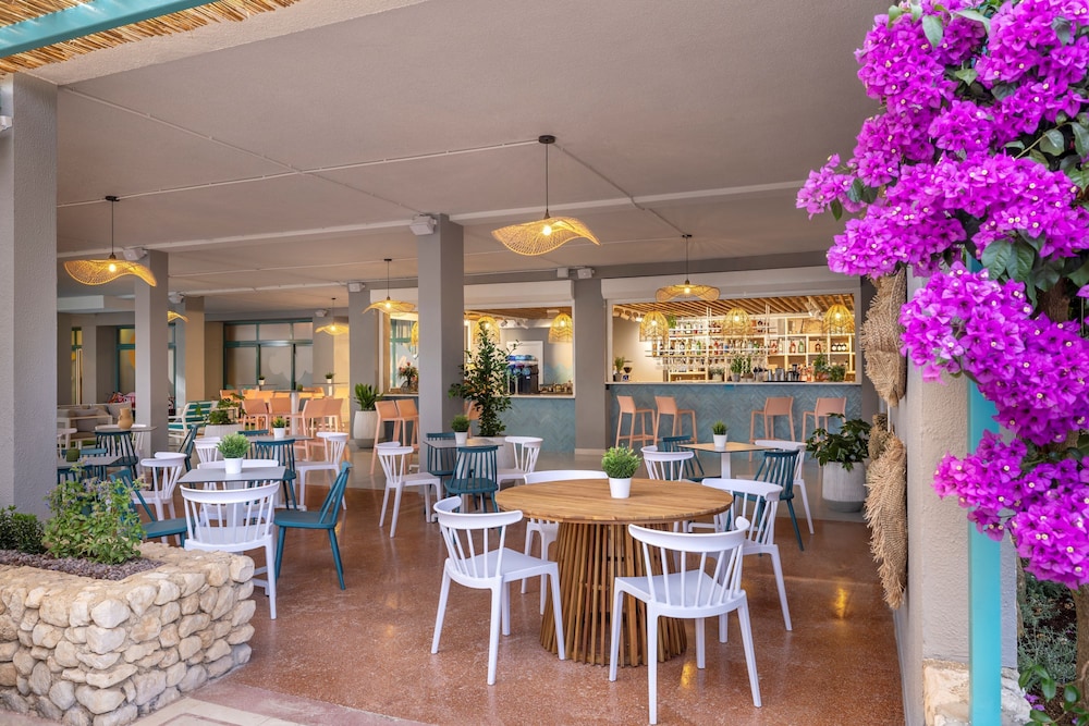 Sunny Makarska by Valamar — Restaurant & bars in Makarska, Split-Dalmatia