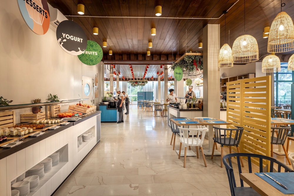 Sunny Makarska by Valamar — Restaurant & bars in Makarska, Split-Dalmatia