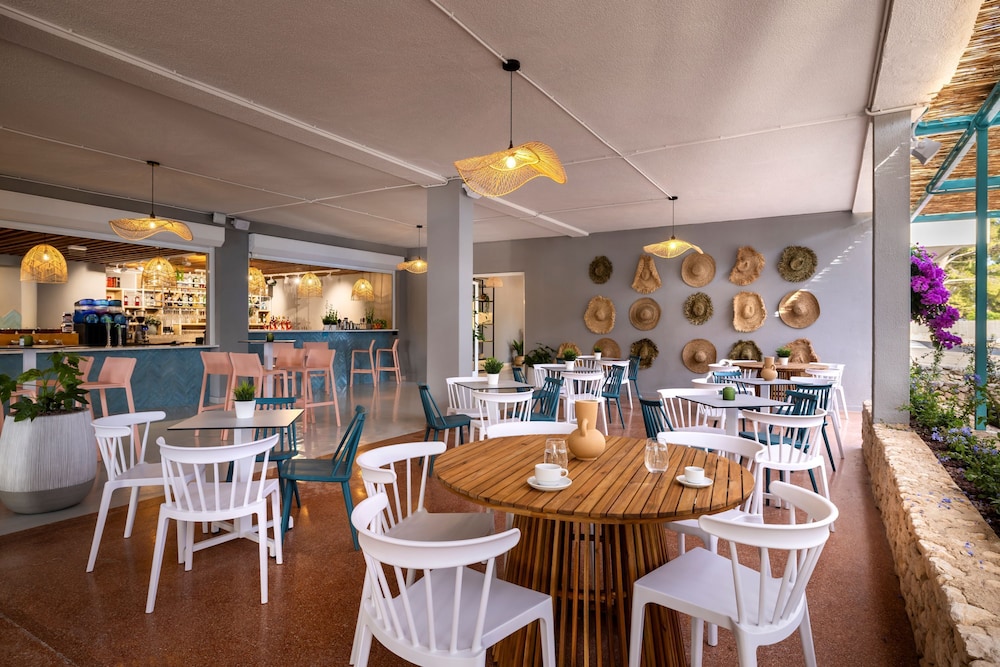 Sunny Makarska by Valamar — Restaurant & bars in Makarska, Split-Dalmatia