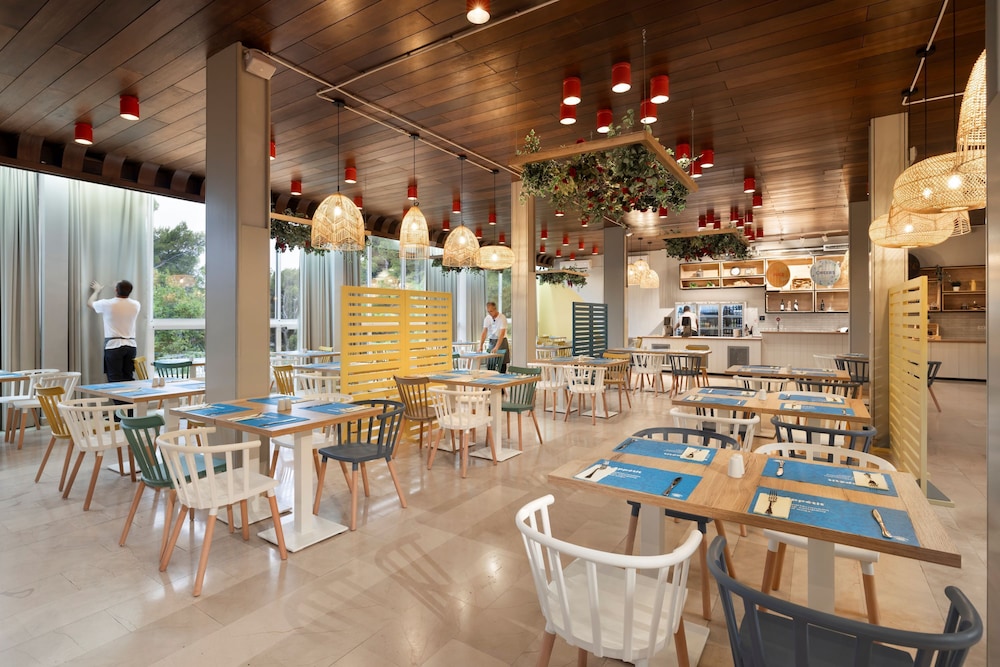 Sunny Makarska by Valamar — Restaurant & bars in Makarska, Split-Dalmatia