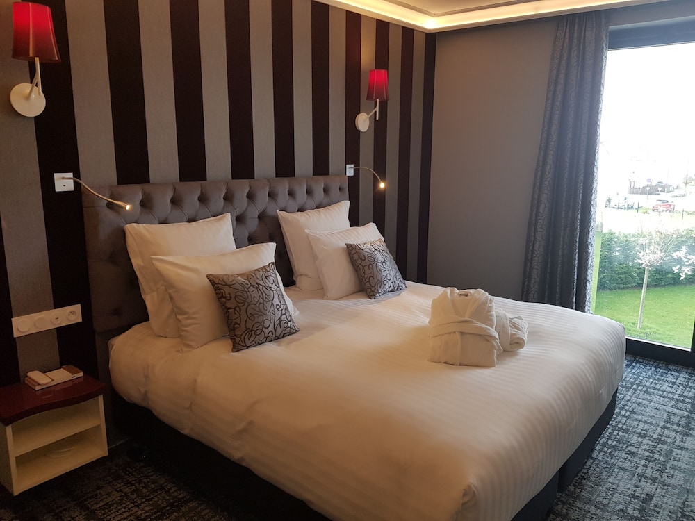Hotel Dali Val d'Europe, Tapestry Collection by Hilton — Hotel rooms in Disneyland Paris, Ile-de-France