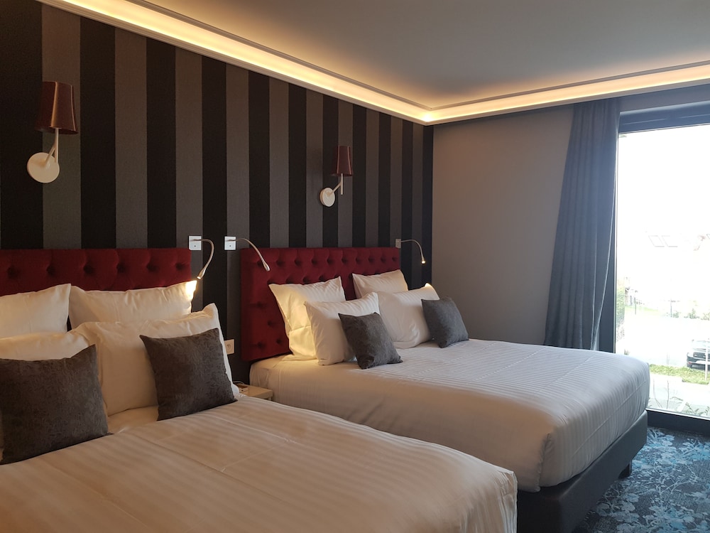 Hotel Dali Val d'Europe, Tapestry Collection by Hilton — Hotel rooms in Disneyland Paris, Ile-de-France