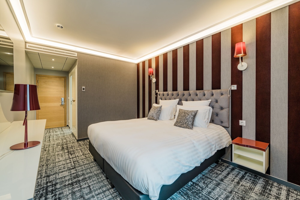 Hotel Dali Val d'Europe, Tapestry Collection by Hilton — Hotel rooms in Disneyland Paris, Ile-de-France
