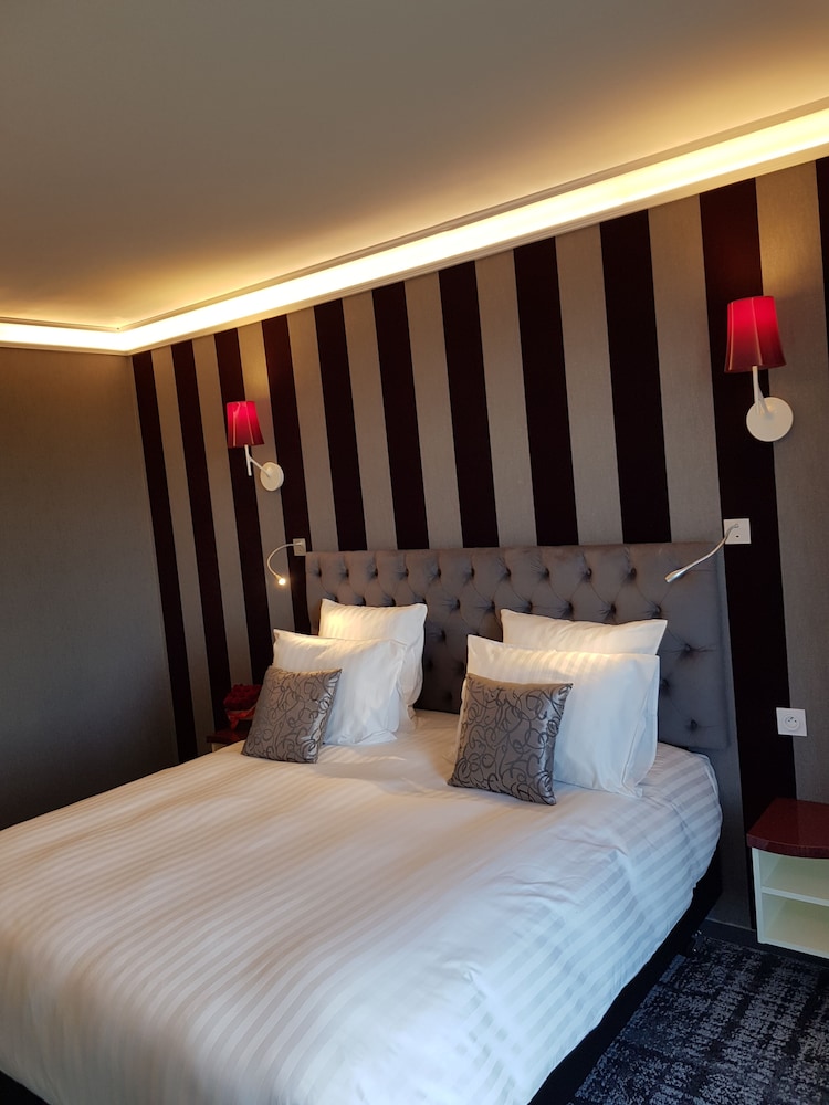 Hotel Dali Val d'Europe, Tapestry Collection by Hilton — Hotel rooms in Disneyland Paris, Ile-de-France