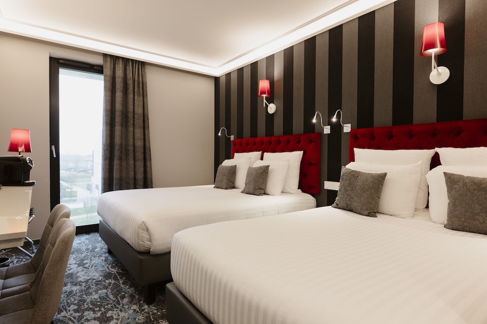 Hotel Dali Val d'Europe, Tapestry Collection by Hilton — Hotel rooms in Disneyland Paris, Ile-de-France