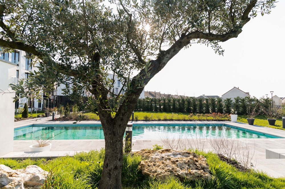 Hotel Dali Val d'Europe, Tapestry Collection by Hilton — Swimming pool in Disneyland Paris, Ile-de-France
