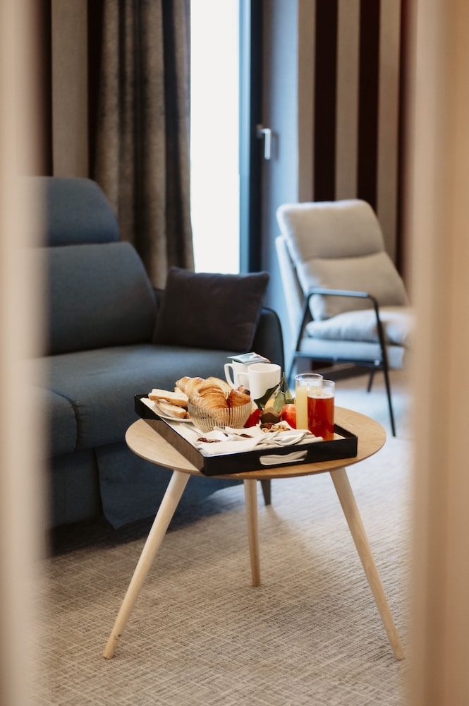 Hotel Dali Val d'Europe, Tapestry Collection by Hilton — Hotel rooms in Disneyland Paris, Ile-de-France
