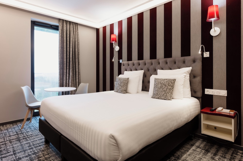 Hotel Dali Val d'Europe, Tapestry Collection by Hilton — Hotel rooms in Disneyland Paris, Ile-de-France