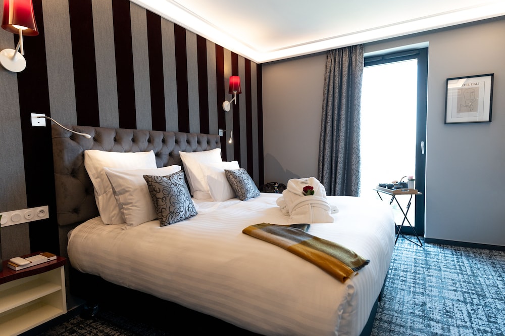 Hotel Dali Val d'Europe, Tapestry Collection by Hilton — Hotel rooms in Disneyland Paris, Ile-de-France