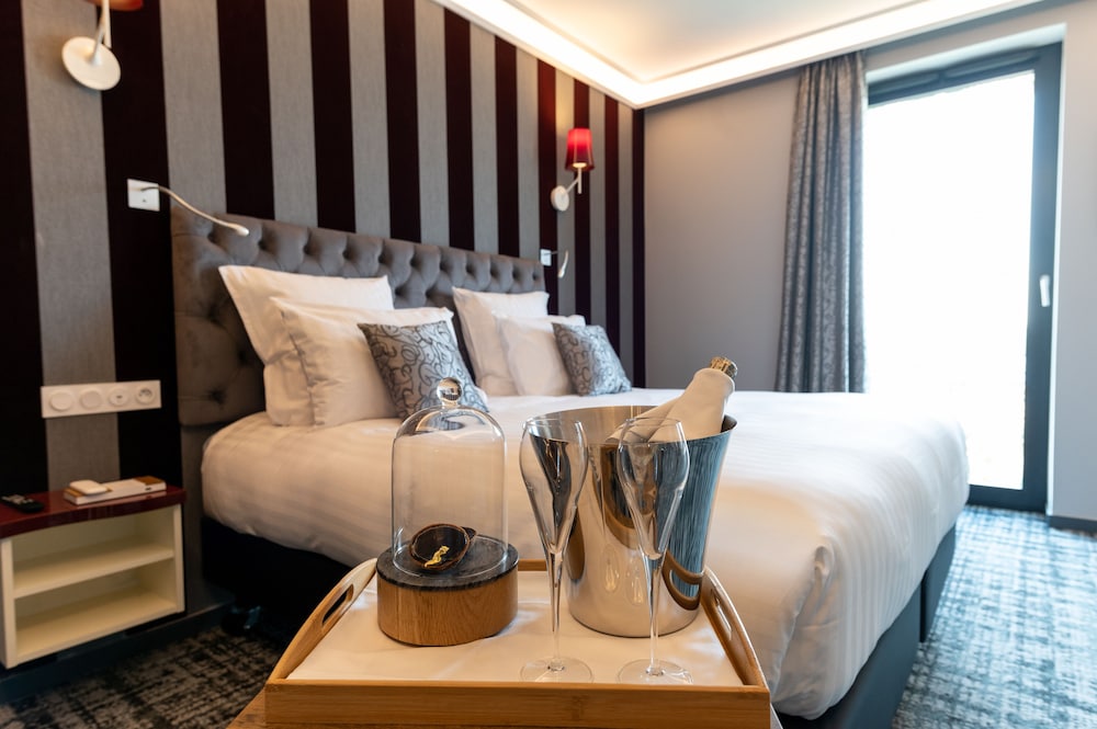 Hotel Dali Val d'Europe, Tapestry Collection by Hilton — Hotel rooms in Disneyland Paris, Ile-de-France