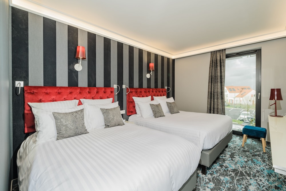 Hotel Dali Val d'Europe, Tapestry Collection by Hilton — Hotel rooms in Disneyland Paris, Ile-de-France