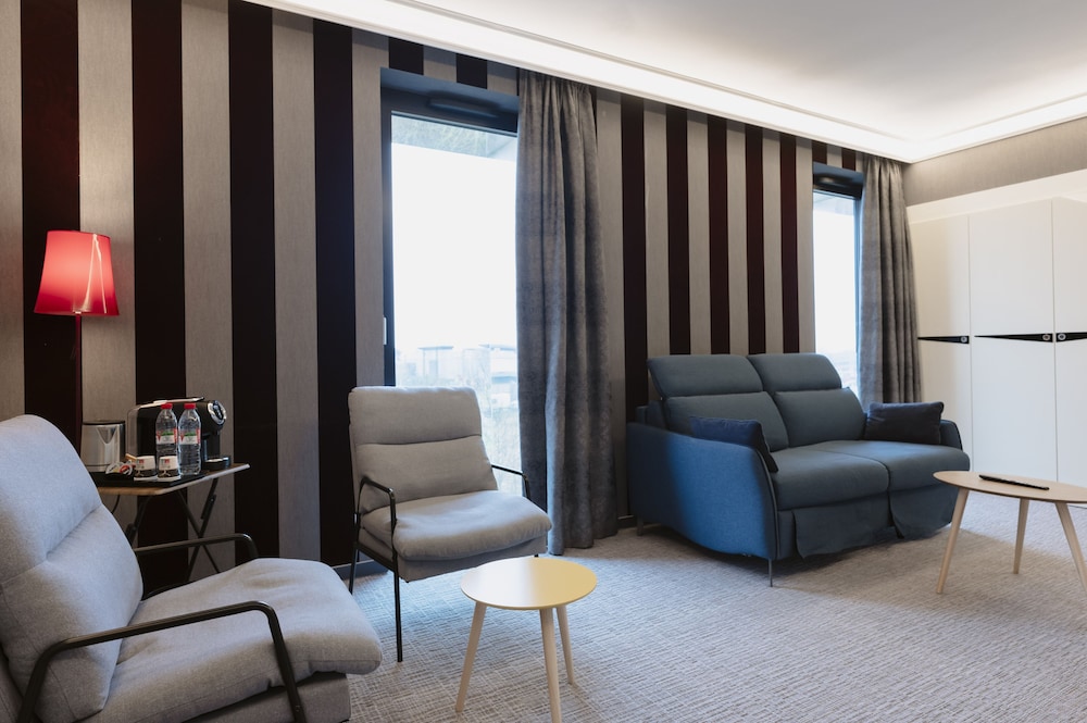 Hotel Dali Val d'Europe, Tapestry Collection by Hilton — Hotel rooms in Disneyland Paris, Ile-de-France