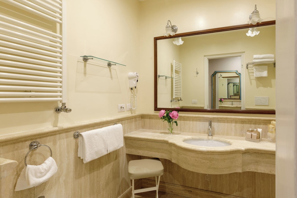 Hotel Mozart — Hotel rooms in Rome, Lazio