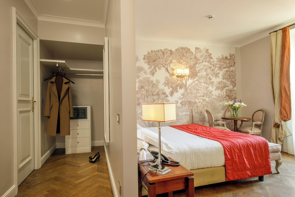 Hotel Mozart — Hotel rooms in Rome, Lazio