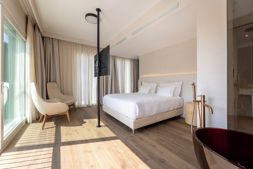 Hi Hotels Sirmione – Heated Lakeview Pool — Hotel rooms in Sirmione, Lombardy