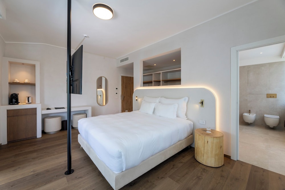 Hi Hotels Sirmione – Heated Lakeview Pool — Hotel rooms in Sirmione, Lombardy