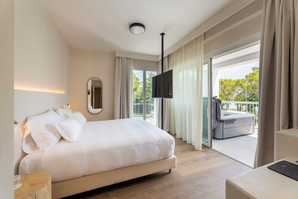 Hi Hotels Sirmione – Heated Lakeview Pool — Hotel rooms in Sirmione, Lombardy