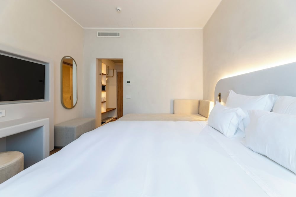 Hi Hotels Sirmione – Heated Lakeview Pool — Hotel rooms in Sirmione, Lombardy
