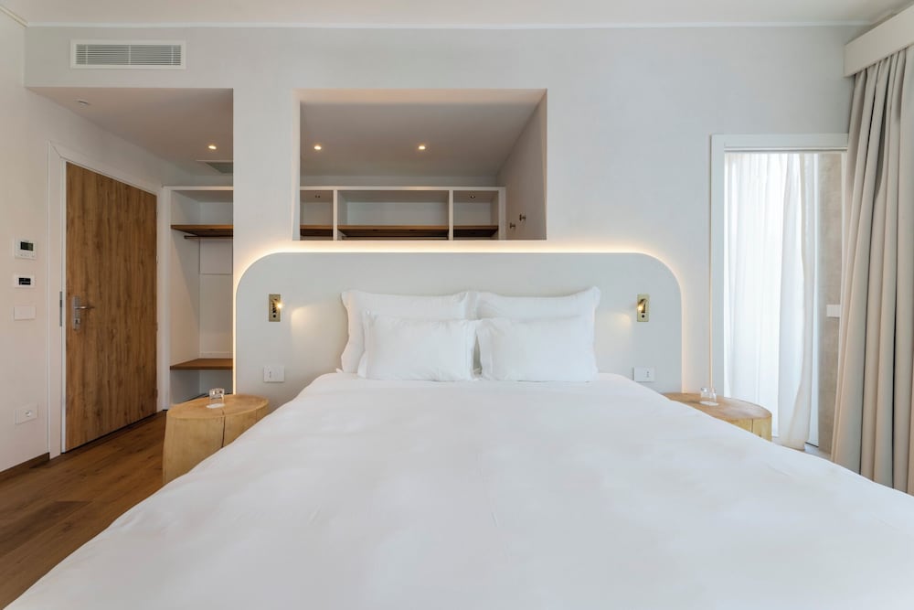 Hi Hotels Sirmione – Heated Lakeview Pool — Hotel rooms in Sirmione, Lombardy