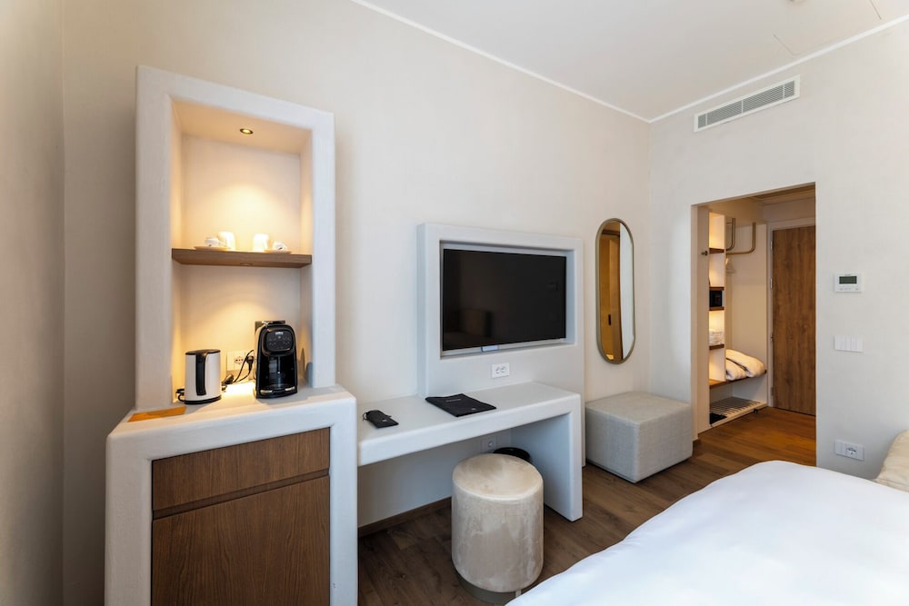 Hi Hotels Sirmione – Heated Lakeview Pool — Hotel rooms in Sirmione, Lombardy