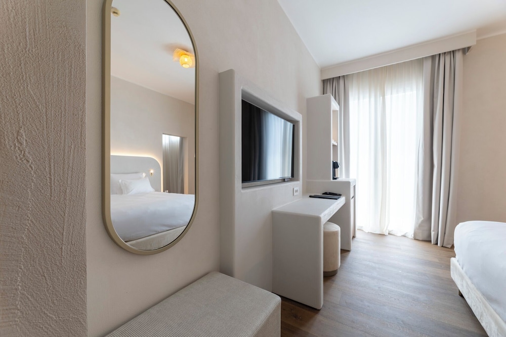 Hi Hotels Sirmione – Heated Lakeview Pool — Hotel rooms in Sirmione, Lombardy