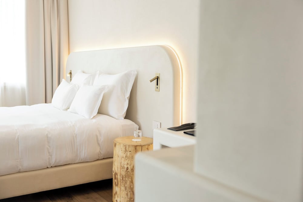 Hi Hotels Sirmione – Heated Lakeview Pool — Hotel rooms in Sirmione, Lombardy