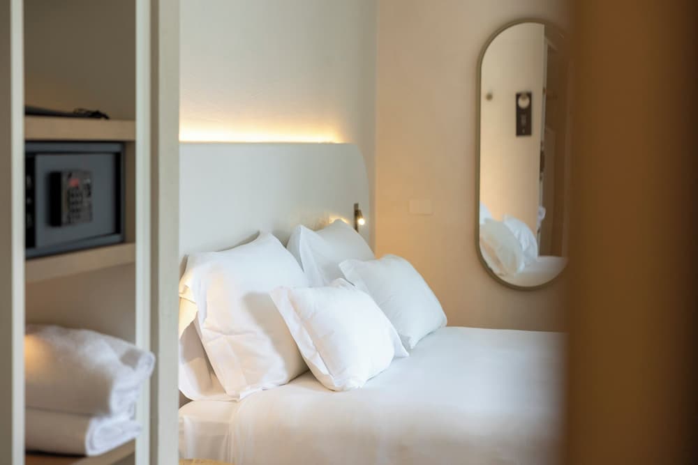 Hi Hotels Sirmione – Heated Lakeview Pool — Hotel rooms in Sirmione, Lombardy